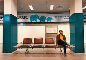 Karim Musa Instagram - Ormai sono un travel blogger.
Sempre in aereo.
Sempre Teal and Orange.
Ho fame.
Ma non quella vera, tipo languorino.
Ambrogio?
