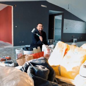 Karim Musa Instagram - Come ricorderete, a Settembre 2019 ho comprato un appartamento da ristrutturare.
Con il COVID di mezzo si sono allungati i tempi di lavoro e consegna, ma finalmente è finita.
Da quel giorno ho fatto una foto ad ogni traguardo:
-Buttato giù muri
-Ricostruiti e spostati
-Dipinto le pareti
-Montato la cucina
-Messa in posa del pavimento
-Finalmente viverci