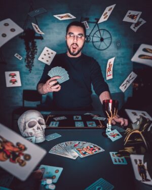 Karim Musa Instagram - Ho preso la palla al balzo in questo periodo per evocare spiriti.
Con le carte Napoletane.

Mi hanno detto che le riprese della serie in uscita a Gennaio/Febbraio stanno per iniziare.
Nel frattempo usciranno altri video, tra cui quello per i 15 anni del canale.

15 anni.
Santi numi.

Incredibile foto di @lunamenodieci