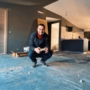 Karim Musa Instagram - Come ricorderete, a Settembre 2019 ho comprato un appartamento da ristrutturare.
Con il COVID di mezzo si sono allungati i tempi di lavoro e consegna, ma finalmente è finita.
Da quel giorno ho fatto una foto ad ogni traguardo:
-Buttato giù muri
-Ricostruiti e spostati
-Dipinto le pareti
-Montato la cucina
-Messa in posa del pavimento
-Finalmente viverci