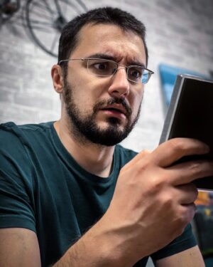 Karim Musa Instagram - Questo post è un gioco di parole che mi porto dietro dal liceo.
Mortal Kombat è stato sempre abbreviato in MK.
Mortal Kombat -> MK -> Musa Karim

Scusatemi.
Scusami @lunamenodieci