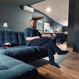 Karim Musa Instagram - Come ricorderete, a Settembre 2019 ho comprato un appartamento da ristrutturare.
Con il COVID di mezzo si sono allungati i tempi di lavoro e consegna, ma finalmente è finita.
Da quel giorno ho fatto una foto ad ogni traguardo:
-Buttato giù muri
-Ricostruiti e spostati
-Dipinto le pareti
-Montato la cucina
-Messa in posa del pavimento
-Finalmente viverci