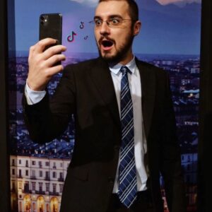 Karim Musa Instagram - È uscita una puntata dello show.
Chiamato anche “Quando un giovane adulto  decide di avere una crisi di mezza età”
Non giudicatemi.
Dai oh.