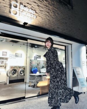 Karin Isobe Instagram - .

#もえの〜と の日の衣装👗✨

#dazzlin で一目惚れしたワンピ！
色物を着ることが多いから、黒のお衣装新鮮かな？？？

エクステもとって、さっぱりショートに戻りました！

.
#ワンピースコーデ #衣装