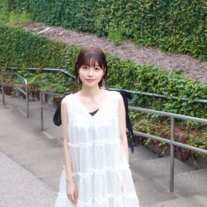 Karin Isobe Instagram - .

Instagramでもお披露目🕺🏻

髪の毛バッサリ切りました、礒部さんです✌🏻

Twitterでめっちゃ好評すぎで、とっても嬉しかったです！
有難い！バッサリいった甲斐がありました〜〜〜！！！

.
髪切るってなってから当日まで
毎日舞台の本番前くらい緊張してたよ。笑

またライブ時などはエクステつけたり、
私自身も色々楽しみたいと思ってるので
皆さんぜひ色んな礒部さんにお付き合い下さい♪笑

.

あ〜〜〜〜〜ドキドキしたけど切ってよかった☺️☺️☺️

.
#ショート #ショートヘア 
#ショートカット女子 
#bonne #ワンピースコーデ