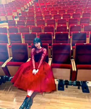 Karin Isobe Instagram - .

#かりんのHP 生放送を飛び越えて
はじめてのXmasソロライブ✨

.
音楽を通してみんなと心が繋がるのが
めっちゃめっちゃ楽しくて、
めっちゃめっちゃ幸せで、

みんなと過ごせたり、
ステージの上に立つことだったり、
改めて私にとって最高のご褒美で
とっても幸せな瞬間だなーと思いました。

セトリも、何度も書き直して、
みんなからもリクエストもらって
今回のライブが出来たので、

初めてのソロライブは、
みんなと作ったライブでした☺️

1. We are DREAMERS!!
2.残響散歌

3.behind
4.Feel You, Heal You

5.On My Own
6.私だけに

7.ステラ
8.踊れオーケストラ

9.君の知らない物語

アンコール
10.CLEAR
11.新時代

私のことや関わるコンテンツを
応援してくれているみんなに
感謝や、愛が伝わっていたら嬉しいです。

.
一方で、(まだ語ります笑)
まだまだ自分の今後の課題だったり
一人でやりきるコンディションの整え方だったり
初めてだったからこそ、色んなことが見えて
もっとこうしたいって気持ちも大きくて…

終演後、楽しかったー！と、
もっと皆に色々届けたかった！悔しいー！の気持ちが入り混じってる私に

スタッフさんが、
「次は、リベンジLIVEではなく、"レベルアップしたLIVE"やりましょう！」

と声をかけてくれて、
改めて、かりんのHPのスタッフさんの温かさを感じで、
そんな皆さんが作ってくださっているものを
受け取ってくれるオタ助っ人のみんなにも、
もちろんスタッフさんたちにも、

もっともっと恩返ししたい！って、気持ちが湧いてきました！

会場の飾り付けも、
番組スタッフさんたちが
みんな自分達の手作業で朝から用意してくれていたんです。愛だ…。
(お陰でアンコールでは、3本目のツリーになれましたw)

グッズも、私の細かいこだわりにも
毎回丁寧の答えていただいて
今回のものが完成したので、

たくさん完売がでたりして、
スタッフさんが喜んでくれて、
みんなの手元に届いたんだと実感して
とってもとっても嬉しかったです。

.
長く色々書いたんだけど、

要は、みんなといる時間、
みんなにパフォーマンスを見てもらう時、

そんな時間がなによりも好きで、
なによりも大切で、

だからこそ、観てくれたみんなに、
「観に来てよかったー！」って
心から思ってもらえるような

そんなひと時を作れるように
絶対に妥協せずに、

来年もこれからもずっと
"無敵"を目指して頑張っていきたいです！

だからみんな、
これからもついてきてね！！！

.