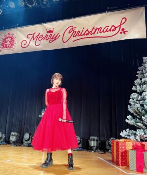 Karin Isobe Instagram - .

#かりんのHP 生放送を飛び越えて
はじめてのXmasソロライブ✨

.
音楽を通してみんなと心が繋がるのが
めっちゃめっちゃ楽しくて、
めっちゃめっちゃ幸せで、

みんなと過ごせたり、
ステージの上に立つことだったり、
改めて私にとって最高のご褒美で
とっても幸せな瞬間だなーと思いました。

セトリも、何度も書き直して、
みんなからもリクエストもらって
今回のライブが出来たので、

初めてのソロライブは、
みんなと作ったライブでした☺️

1. We are DREAMERS!!
2.残響散歌

3.behind
4.Feel You, Heal You

5.On My Own
6.私だけに

7.ステラ
8.踊れオーケストラ

9.君の知らない物語

アンコール
10.CLEAR
11.新時代

私のことや関わるコンテンツを
応援してくれているみんなに
感謝や、愛が伝わっていたら嬉しいです。

.
一方で、(まだ語ります笑)
まだまだ自分の今後の課題だったり
一人でやりきるコンディションの整え方だったり
初めてだったからこそ、色んなことが見えて
もっとこうしたいって気持ちも大きくて…

終演後、楽しかったー！と、
もっと皆に色々届けたかった！悔しいー！の気持ちが入り混じってる私に

スタッフさんが、
「次は、リベンジLIVEではなく、"レベルアップしたLIVE"やりましょう！」

と声をかけてくれて、
改めて、かりんのHPのスタッフさんの温かさを感じで、
そんな皆さんが作ってくださっているものを
受け取ってくれるオタ助っ人のみんなにも、
もちろんスタッフさんたちにも、

もっともっと恩返ししたい！って、気持ちが湧いてきました！

会場の飾り付けも、
番組スタッフさんたちが
みんな自分達の手作業で朝から用意してくれていたんです。愛だ…。
(お陰でアンコールでは、3本目のツリーになれましたw)

グッズも、私の細かいこだわりにも
毎回丁寧の答えていただいて
今回のものが完成したので、

たくさん完売がでたりして、
スタッフさんが喜んでくれて、
みんなの手元に届いたんだと実感して
とってもとっても嬉しかったです。

.
長く色々書いたんだけど、

要は、みんなといる時間、
みんなにパフォーマンスを見てもらう時、

そんな時間がなによりも好きで、
なによりも大切で、

だからこそ、観てくれたみんなに、
「観に来てよかったー！」って
心から思ってもらえるような

そんなひと時を作れるように
絶対に妥協せずに、

来年もこれからもずっと
"無敵"を目指して頑張っていきたいです！

だからみんな、
これからもついてきてね！！！

.