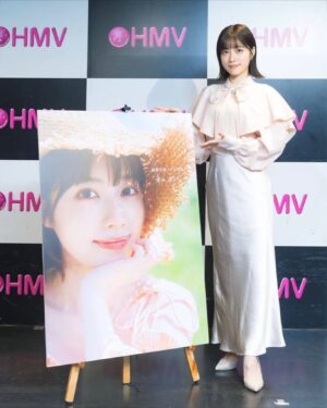 Karin Isobe Instagram - .

礒部花凜 1st写真集『私めく』
9/19 発売になりました👏🏻✨✨✨

みんなが応援して、待っててくれたお陰で、
写真集を出すという夢がひとつ叶いました！

本当に本当に本当にありがとう！！！

先日は囲み取材があったり、
写真集初のお渡し会が行われたり
みんなが手に取ってくれてるんだなぁと
少しずつ実感して、とても嬉しいです！

明日もサイン会あるね！楽しみ📚

心を込めて創った初めての写真集が、
これからもたくさんの方の手に届きますように…💕

みんなも布教よろしくね😉✌🏻

.
囲み取材の日に用意していただいた
素敵なお衣装はタグ付けしました🏷
是非チェックしてね✨

@mercuryduo_com 
@va_vendomeaoyama 
@dianashoespress 

#礒部花凜 #1st写真集 #写真集 #私めく 
#kadokawa #mygirl