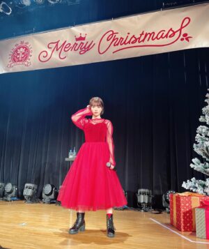 Karin Isobe Instagram - .

#かりんのHP 生放送を飛び越えて
はじめてのXmasソロライブ✨

.
音楽を通してみんなと心が繋がるのが
めっちゃめっちゃ楽しくて、
めっちゃめっちゃ幸せで、

みんなと過ごせたり、
ステージの上に立つことだったり、
改めて私にとって最高のご褒美で
とっても幸せな瞬間だなーと思いました。

セトリも、何度も書き直して、
みんなからもリクエストもらって
今回のライブが出来たので、

初めてのソロライブは、
みんなと作ったライブでした☺️

1. We are DREAMERS!!
2.残響散歌

3.behind
4.Feel You, Heal You

5.On My Own
6.私だけに

7.ステラ
8.踊れオーケストラ

9.君の知らない物語

アンコール
10.CLEAR
11.新時代

私のことや関わるコンテンツを
応援してくれているみんなに
感謝や、愛が伝わっていたら嬉しいです。

.
一方で、(まだ語ります笑)
まだまだ自分の今後の課題だったり
一人でやりきるコンディションの整え方だったり
初めてだったからこそ、色んなことが見えて
もっとこうしたいって気持ちも大きくて…

終演後、楽しかったー！と、
もっと皆に色々届けたかった！悔しいー！の気持ちが入り混じってる私に

スタッフさんが、
「次は、リベンジLIVEではなく、"レベルアップしたLIVE"やりましょう！」

と声をかけてくれて、
改めて、かりんのHPのスタッフさんの温かさを感じで、
そんな皆さんが作ってくださっているものを
受け取ってくれるオタ助っ人のみんなにも、
もちろんスタッフさんたちにも、

もっともっと恩返ししたい！って、気持ちが湧いてきました！

会場の飾り付けも、
番組スタッフさんたちが
みんな自分達の手作業で朝から用意してくれていたんです。愛だ…。
(お陰でアンコールでは、3本目のツリーになれましたw)

グッズも、私の細かいこだわりにも
毎回丁寧の答えていただいて
今回のものが完成したので、

たくさん完売がでたりして、
スタッフさんが喜んでくれて、
みんなの手元に届いたんだと実感して
とってもとっても嬉しかったです。

.
長く色々書いたんだけど、

要は、みんなといる時間、
みんなにパフォーマンスを見てもらう時、

そんな時間がなによりも好きで、
なによりも大切で、

だからこそ、観てくれたみんなに、
「観に来てよかったー！」って
心から思ってもらえるような

そんなひと時を作れるように
絶対に妥協せずに、

来年もこれからもずっと
"無敵"を目指して頑張っていきたいです！

だからみんな、
これからもついてきてね！！！

.