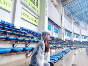 Karin Isobe Instagram - .

#バンナムフェス 🏟✨
めっちゃ楽しかった〜！
ありがとうございました〜！！！

本番はあまり自分の携帯で写真を撮らなかったので、
みんながあげてくれる写真で思い出を感じてます☺️

#zozoマリンスタジアム 
めっちゃ広かったぁ〜〜〜！！！
お写真は雨の中リハの日の礒部さんです✌🏻
カッパ着て、観戦してる風にベンチ座ってみた。笑

アンティーカからはBlack Reverie！
久しぶりの披露で楽しかったです😈

プロデューサーさん、
見守ってくれてありがとうございました💗

.
#バンナムフェス2nd