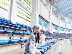 Karin Isobe Instagram - .

#バンナムフェス 🏟✨
めっちゃ楽しかった〜！
ありがとうございました〜！！！

本番はあまり自分の携帯で写真を撮らなかったので、
みんながあげてくれる写真で思い出を感じてます☺️

#zozoマリンスタジアム 
めっちゃ広かったぁ〜〜〜！！！
お写真は雨の中リハの日の礒部さんです✌🏻
カッパ着て、観戦してる風にベンチ座ってみた。笑

アンティーカからはBlack Reverie！
久しぶりの披露で楽しかったです😈

プロデューサーさん、
見守ってくれてありがとうございました💗

.
#バンナムフェス2nd