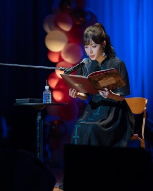 Karin Isobe Instagram - .

Twitterの方では書いたけど、
きっとInstagramだけを見てる方もいると思うので💡

改めて、、

今年も、お誕生日イベント #ぽかおた2023 
無事に開催することができました🎂💐

両部満席！本当にありがとうございます☺️

.

Twitterと文章重なっちゃいますが…、
私の伝えたいことなので書きます。

みんなが応援してくれるお陰で、
今回もこんな素敵なお誕生日イベントを
開催することが出来たんです。

年々、キャパも来場者数も増えて

私の歩んできた道、これから歩む道を
こんなにも沢山の人が支えてくれるのかと思うと
心強いし、何よりとってもとっても嬉しいです。

(もちろん会場に来てくれたみんなの他にも、
いろんな形で応援してくれていることも知っているし、
それもとても幸せです。全部届いてるよ！)

でも、だからこそ、
みんなのことを大切にしたいから

どんなに応援してくれる人が増えても
大勢の"みんな"ではなくて、
心の中では一人一人の"あなた"と向き合って
一緒に夢を叶えたり、色んな景色を見たいです。

snsって文字数の関係もあるし、
"みんな"って言葉を使いがちだし、
(それも間違ってないと思うし…)

でも、私がみんなって書く時も、
そこの"あなた"のことを言ってるんだよ。
って、心の中で分かってて貰えたら嬉しいです。

色んな応援の形があっていいし、
無理はしてほしくないし、、

でも、これからも楽しい夢を一緒にいっぱい見たいから
ずっとずっと幸せにするから、ついてきてね！

新しい1年も楽しいこといっぱいあるよ！
待っててね！

花凜 より

.
#ぽかおた2023 #かりんと一緒