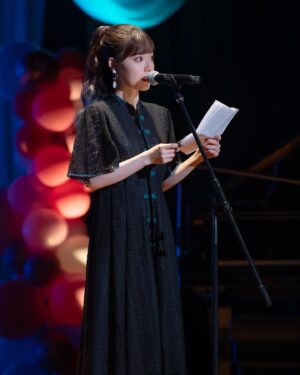Karin Isobe Instagram - .

Twitterの方では書いたけど、
きっとInstagramだけを見てる方もいると思うので💡

改めて、、

今年も、お誕生日イベント #ぽかおた2023 
無事に開催することができました🎂💐

両部満席！本当にありがとうございます☺️

.

Twitterと文章重なっちゃいますが…、
私の伝えたいことなので書きます。

みんなが応援してくれるお陰で、
今回もこんな素敵なお誕生日イベントを
開催することが出来たんです。

年々、キャパも来場者数も増えて

私の歩んできた道、これから歩む道を
こんなにも沢山の人が支えてくれるのかと思うと
心強いし、何よりとってもとっても嬉しいです。

(もちろん会場に来てくれたみんなの他にも、
いろんな形で応援してくれていることも知っているし、
それもとても幸せです。全部届いてるよ！)

でも、だからこそ、
みんなのことを大切にしたいから

どんなに応援してくれる人が増えても
大勢の"みんな"ではなくて、
心の中では一人一人の"あなた"と向き合って
一緒に夢を叶えたり、色んな景色を見たいです。

snsって文字数の関係もあるし、
"みんな"って言葉を使いがちだし、
(それも間違ってないと思うし…)

でも、私がみんなって書く時も、
そこの"あなた"のことを言ってるんだよ。
って、心の中で分かってて貰えたら嬉しいです。

色んな応援の形があっていいし、
無理はしてほしくないし、、

でも、これからも楽しい夢を一緒にいっぱい見たいから
ずっとずっと幸せにするから、ついてきてね！

新しい1年も楽しいこといっぱいあるよ！
待っててね！

花凜 より

.
#ぽかおた2023 #かりんと一緒