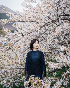 Karin Isobe Instagram - .

photo by 親友 シリーズ ラスト🌼

3枚目は、知る人ぞ知る
「音泉大好き〜」のパンダです(笑)

みんなは何枚目が好き？

.
#ポートレート #撮影 
#sakura #japan #japantravel