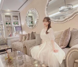 Karin Isobe Instagram - .

TVアニメ #ヒーラーガール 

:*・∴・∴・∴・∴・∴・∴・☆*

本日4/4(月)より
TOKYO MX・BS11にて
23:00〜放送開始📺✨

:*・∴・∴・∴・∴・∴・∴・☆*

本日、いよいよ始まります！

たくさんの方に癒しを与えたり
音楽のパワーで背中を押したり
少しでも皆さんに寄り添える作品になりますように🌸

私は、とってもチャーミングな主人公 #藤井かな を
演じさせていただいています🙏🏻

22:00〜は、放送直前生特番もやるので
是非みんなで盛り上がりましょうー☺️✌🏻

これからさらによろしくお願いします💓

.
#アニメ #ヒーラーガールズ
#アニメ好きな人と繋がりたい