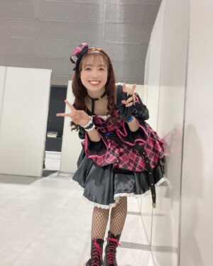 Karin Takahashi Instagram - 「THE IDOLM@STER CINDERELLA GIRLS Shout out Live!!!」

２日間ありがとうございました！！

乃々ちゃんからプロデューサーさんへの愛、
乃々ちゃんから仲間たちへの愛、
私から乃々ちゃんへの愛、
たくさんたくさん詰め込みました☺︎

プロデューサーさんからアイドルたちへの、乃々ちゃんへの愛もいっぱい伝わりました！ありがとう！

乃々ちゃんのソロ2曲目「なみだのくに」が初披露でした！
フルを聴いてもらえたのも初めてだよね、とっても素敵な曲をもらえてすごく嬉しいです♪

愛を叫ぶ公演だから書きたいことがあります☺︎

私が乃々ちゃんと出会ってから今日までの間に、乃々ちゃんはいろんな仲間といろんなお仕事をして、いろんな経験をつんで、はじめて知った気持ちやあたらしい表現を手に入れたと思います。
ある時には成長したすがたも見せてくれました。でもね、成長したからって、いつでも成長したその状態を保っていられるわけじゃないと思うんです☺︎
時と場所、いろんな状況で出せる力が違ったりして。一歩進んで、一歩戻る時もあって。
だから、成長したすがたも喜んでもらえたらうれしいし、成長しちゃってさみしいなって思わなくていいからね☺︎

私もね、かなり前にさみしいなって、葛藤した時もあったんだ〜。
でも、「いつも以上に力を出せる時もあれば、いつも通りでいられる時もあるし、むーりぃな時もある」ってわかったの！
それからは、もっといろんな気持ちの乃々ちゃんに会えるようになったよ！

これからも、ずっとずっとありのままの乃々ちゃんを愛します。
乃々ちゃん、キミのそばでずっと。