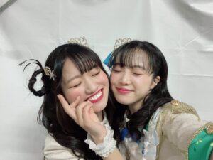 Karin Takahashi Instagram - 大好きなほーちゃんと☺︎

今回嬉しかったことのひとつ！

ほーちゃんと一緒のステージに立てたこと！

ほーちゃんがシンデレラの仲間になってから、ずっとずっと同じ公演に出られるのを楽しみにしてたんだ〜！

ひさしぶりに会ったら、身長も雰囲気も成長してて、親戚のお姉ちゃんみたいな気持ちになっちゃった(笑)

#シンデレラ10周年_ファイナルday2 
#idolmastercinderellagirls