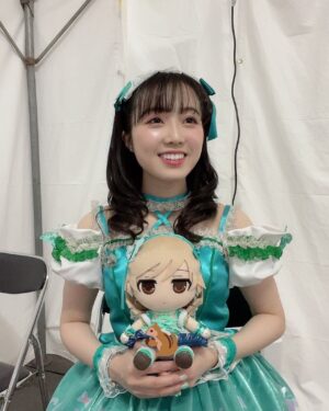 Karin Takahashi Instagram - .
10周年のファイナルに、
乃々ちゃんとたくさんの楽曲を披露できて嬉しかったです。

今回のライブでは、楽曲ランキングの上位3曲に参加できて、
乃々ちゃんが今までたくさん頑張ってきたからかなって誇らしく思いました。
∀NSWERもランクイン！

今回の高橋的裏テーマは
「できるだけたくさんの仲間と写真を撮る！」
10周年のお祭りだしね！

歌い終わって控室に戻ったら感想をくれる仲間たち、
パフォーマンスが好きだって褒めてくれる先輩たち、
あったかいスタッフさんたちにいつもたくさんの感謝です。

懐かしい衣装も沢山着せてもらえて嬉しかったです。

「always」
乃々ちゃんからプロデューサーさんへの想いがしっかり伝わったでしょうか。
高橋的には"あなた"は乃々ちゃんだなという風にも思っていて。
乃々ちゃんが私を見つけてくれて、輝かせてくれているから。
乃々ちゃんと一緒だったから、強くいられるんだよって。

だから、お姫様に憧れたりもした乃々ちゃんの頭に、
ティアラを載せてあげたい。

乃々ちゃんの輝きがもっともっとみんなに伝わるように、これからも一緒にどこまでも歩いていけたらと思います。
これからも森久保乃々ちゃんのプロデュースよろしくお願いします。

THE IDOLM@STER CINDERELLA GIRLS 10th ANNIVERSARY M@GICAL WONDERLAND!!!

#シンデレラ10周年_ファイナルday1 
#シンデレラ10周年_ファイナルday2 
#idolmastercinderellagirls