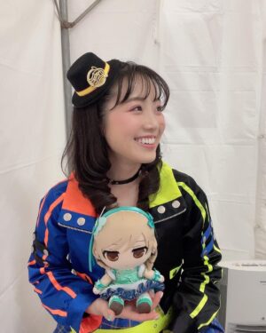 Karin Takahashi Instagram - .
10周年のファイナルに、
乃々ちゃんとたくさんの楽曲を披露できて嬉しかったです。

今回のライブでは、楽曲ランキングの上位3曲に参加できて、
乃々ちゃんが今までたくさん頑張ってきたからかなって誇らしく思いました。
∀NSWERもランクイン！

今回の高橋的裏テーマは
「できるだけたくさんの仲間と写真を撮る！」
10周年のお祭りだしね！

歌い終わって控室に戻ったら感想をくれる仲間たち、
パフォーマンスが好きだって褒めてくれる先輩たち、
あったかいスタッフさんたちにいつもたくさんの感謝です。

懐かしい衣装も沢山着せてもらえて嬉しかったです。

「always」
乃々ちゃんからプロデューサーさんへの想いがしっかり伝わったでしょうか。
高橋的には"あなた"は乃々ちゃんだなという風にも思っていて。
乃々ちゃんが私を見つけてくれて、輝かせてくれているから。
乃々ちゃんと一緒だったから、強くいられるんだよって。

だから、お姫様に憧れたりもした乃々ちゃんの頭に、
ティアラを載せてあげたい。

乃々ちゃんの輝きがもっともっとみんなに伝わるように、これからも一緒にどこまでも歩いていけたらと思います。
これからも森久保乃々ちゃんのプロデュースよろしくお願いします。

THE IDOLM@STER CINDERELLA GIRLS 10th ANNIVERSARY M@GICAL WONDERLAND!!!

#シンデレラ10周年_ファイナルday1 
#シンデレラ10周年_ファイナルday2 
#idolmastercinderellagirls