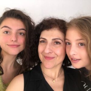 Karina Gidi Instagram - Gracias, hijas, por todo lo que son para mí. Bien suertudota me siento de ser su mamá. Son las criaturas mas bellas (por dentro y por fuera) que he conocido. Gracias por llenarlo todo de sentido y propósito. Y de diversión, ternura y asombro. 
Las amo