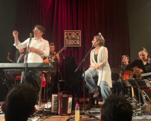 Karina Gidi Instagram - Anoche estrené una voz, un camino, un placer, un modo de estar en el escenario. No hubiera sido imaginable sin la guía, la confianza y la complicidad de @jm_torreblanca. Te quiero y te agradezco tanto, Juan!  Qué regalo mas grande cantar contigo y a tu lado. Felicidades por todo lo que logras ♥️ y bravo a @dan_h_mena y @cris.maass por lo bello de su trabajo. 

Gracias al equipo que me acomoañó y sostuvo, comandado por el inigualable @klauzduane. @jairkench.mx y @carlosdominguez_music una vez mas me hicieron sentir a salvo y le dieron a cada una de mis canciones su atmósfera y su brillo. Ya quiero que haya otro concierto para volvernos a juntar 💕

Gracias a mi querida maestra @sil.voz por la preparación y las porras. Gracias @cuceb333piloto por el cariño,  los consejos y por estar al pendiente los días previos. Gracias @karolusandriadis por el cariño y los ánimos.
Fue una noche hermosa, gracias a los amigos y amigas, a todo el publico que se lanzó a disfrutar. Gracias a mi adorada hermana Claudia que vino de Xalapa para estar ahí, y a mis hijas @sofi_swis y @ani_swis por todo lo que su cariño y apoyo representó en esta aventura. 

Y por ultimo mil gracias al @forodeltejedor poe abrirme las puertas en esta forma. Gracias Esteban, por la hospitalidad y la buena onda. 

Hasta pronto!

📷 by @sofi_swis (gracias, tesoro)