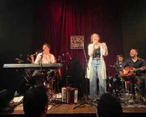 Karina Gidi Instagram - Anoche estrené una voz, un camino, un placer, un modo de estar en el escenario. No hubiera sido imaginable sin la guía, la confianza y la complicidad de @jm_torreblanca. Te quiero y te agradezco tanto, Juan!  Qué regalo mas grande cantar contigo y a tu lado. Felicidades por todo lo que logras ♥️ y bravo a @dan_h_mena y @cris.maass por lo bello de su trabajo. 

Gracias al equipo que me acomoañó y sostuvo, comandado por el inigualable @klauzduane. @jairkench.mx y @carlosdominguez_music una vez mas me hicieron sentir a salvo y le dieron a cada una de mis canciones su atmósfera y su brillo. Ya quiero que haya otro concierto para volvernos a juntar 💕

Gracias a mi querida maestra @sil.voz por la preparación y las porras. Gracias @cuceb333piloto por el cariño,  los consejos y por estar al pendiente los días previos. Gracias @karolusandriadis por el cariño y los ánimos.
Fue una noche hermosa, gracias a los amigos y amigas, a todo el publico que se lanzó a disfrutar. Gracias a mi adorada hermana Claudia que vino de Xalapa para estar ahí, y a mis hijas @sofi_swis y @ani_swis por todo lo que su cariño y apoyo representó en esta aventura. 

Y por ultimo mil gracias al @forodeltejedor poe abrirme las puertas en esta forma. Gracias Esteban, por la hospitalidad y la buena onda. 

Hasta pronto!

📷 by @sofi_swis (gracias, tesoro)