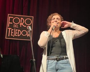 Karina Gidi Instagram - Anoche estrené una voz, un camino, un placer, un modo de estar en el escenario. No hubiera sido imaginable sin la guía, la confianza y la complicidad de @jm_torreblanca. Te quiero y te agradezco tanto, Juan!  Qué regalo mas grande cantar contigo y a tu lado. Felicidades por todo lo que logras ♥️ y bravo a @dan_h_mena y @cris.maass por lo bello de su trabajo. 

Gracias al equipo que me acomoañó y sostuvo, comandado por el inigualable @klauzduane. @jairkench.mx y @carlosdominguez_music una vez mas me hicieron sentir a salvo y le dieron a cada una de mis canciones su atmósfera y su brillo. Ya quiero que haya otro concierto para volvernos a juntar 💕

Gracias a mi querida maestra @sil.voz por la preparación y las porras. Gracias @cuceb333piloto por el cariño,  los consejos y por estar al pendiente los días previos. Gracias @karolusandriadis por el cariño y los ánimos.
Fue una noche hermosa, gracias a los amigos y amigas, a todo el publico que se lanzó a disfrutar. Gracias a mi adorada hermana Claudia que vino de Xalapa para estar ahí, y a mis hijas @sofi_swis y @ani_swis por todo lo que su cariño y apoyo representó en esta aventura. 

Y por ultimo mil gracias al @forodeltejedor poe abrirme las puertas en esta forma. Gracias Esteban, por la hospitalidad y la buena onda. 

Hasta pronto!

📷 by @sofi_swis (gracias, tesoro)