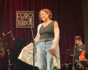 Karina Gidi Instagram - Anoche estrené una voz, un camino, un placer, un modo de estar en el escenario. No hubiera sido imaginable sin la guía, la confianza y la complicidad de @jm_torreblanca. Te quiero y te agradezco tanto, Juan!  Qué regalo mas grande cantar contigo y a tu lado. Felicidades por todo lo que logras ♥️ y bravo a @dan_h_mena y @cris.maass por lo bello de su trabajo. 

Gracias al equipo que me acomoañó y sostuvo, comandado por el inigualable @klauzduane. @jairkench.mx y @carlosdominguez_music una vez mas me hicieron sentir a salvo y le dieron a cada una de mis canciones su atmósfera y su brillo. Ya quiero que haya otro concierto para volvernos a juntar 💕

Gracias a mi querida maestra @sil.voz por la preparación y las porras. Gracias @cuceb333piloto por el cariño,  los consejos y por estar al pendiente los días previos. Gracias @karolusandriadis por el cariño y los ánimos.
Fue una noche hermosa, gracias a los amigos y amigas, a todo el publico que se lanzó a disfrutar. Gracias a mi adorada hermana Claudia que vino de Xalapa para estar ahí, y a mis hijas @sofi_swis y @ani_swis por todo lo que su cariño y apoyo representó en esta aventura. 

Y por ultimo mil gracias al @forodeltejedor poe abrirme las puertas en esta forma. Gracias Esteban, por la hospitalidad y la buena onda. 

Hasta pronto!

📷 by @sofi_swis (gracias, tesoro)