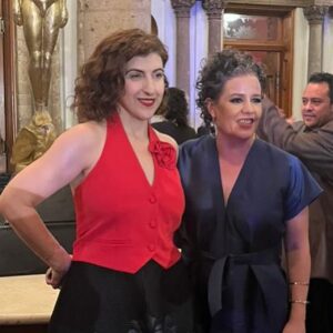 Karina Gidi Instagram - Ceremonia 65 de entrega del Ariel, anoche en Guadalajara! Qué alegría haber estado ahí para presenciarlo y celebrar. Felicidades a la @academiacinemx, a @leticiahuijara_oficial por ese discurso a @innapayan por todo el trabajo realizado. Mil felicidades a nominados y ganadores! Felicidades también al brillante @hugoarrevillagaserrano por esa dirección sensible y elegante, y a @escribajista por la audaz y encantadora dirección musical. Gracias a las autoridades correspondientes por la disposición y el esfuerzo, salir de la cdmx con un evento cono esta ceremonia es bueno para nuestro gremio en todo el país, y lleva alegría y vínculos al estado que nos hospeda. Un gusto conocer a la Secretaria de Cultura #LourdesGonzález, al Secretario General de la @udg_oficial y Presidente del @ficg  #GuillermoGómezMata, y coincidir con el querido @igorlozada y la hermosa @denissesparrago. Por fin me pude reunir con la chef del momento @monicadionne y con montones de amigos y colegas con quienes no hubo foto pero sí abrazos, cariño, risas y conversación.