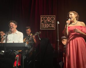 Karina Gidi Instagram - Anoche estrené una voz, un camino, un placer, un modo de estar en el escenario. No hubiera sido imaginable sin la guía, la confianza y la complicidad de @jm_torreblanca. Te quiero y te agradezco tanto, Juan!  Qué regalo mas grande cantar contigo y a tu lado. Felicidades por todo lo que logras ♥️ y bravo a @dan_h_mena y @cris.maass por lo bello de su trabajo. 

Gracias al equipo que me acomoañó y sostuvo, comandado por el inigualable @klauzduane. @jairkench.mx y @carlosdominguez_music una vez mas me hicieron sentir a salvo y le dieron a cada una de mis canciones su atmósfera y su brillo. Ya quiero que haya otro concierto para volvernos a juntar 💕

Gracias a mi querida maestra @sil.voz por la preparación y las porras. Gracias @cuceb333piloto por el cariño,  los consejos y por estar al pendiente los días previos. Gracias @karolusandriadis por el cariño y los ánimos.
Fue una noche hermosa, gracias a los amigos y amigas, a todo el publico que se lanzó a disfrutar. Gracias a mi adorada hermana Claudia que vino de Xalapa para estar ahí, y a mis hijas @sofi_swis y @ani_swis por todo lo que su cariño y apoyo representó en esta aventura. 

Y por ultimo mil gracias al @forodeltejedor poe abrirme las puertas en esta forma. Gracias Esteban, por la hospitalidad y la buena onda. 

Hasta pronto!

📷 by @sofi_swis (gracias, tesoro)