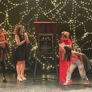 Karina Gidi Instagram - Un poco de todo este mes de junio. Desde la graduación de los grupos de 6o en CasAzul, la presentación del libro Las Larvas de Vero Langer en la @filco_coyoacan, la develación de placa de “Cero” de Ingrid Cebada, mi hermana Claudia en modo Blanca Nieves, algo de mis rutinas de salud, y mi pasión por los desayunos. 
Se está terminando la primera mitad del año, compas. Abrazos y cariños.