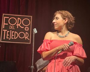 Karina Gidi Instagram - Anoche estrené una voz, un camino, un placer, un modo de estar en el escenario. No hubiera sido imaginable sin la guía, la confianza y la complicidad de @jm_torreblanca. Te quiero y te agradezco tanto, Juan!  Qué regalo mas grande cantar contigo y a tu lado. Felicidades por todo lo que logras ♥️ y bravo a @dan_h_mena y @cris.maass por lo bello de su trabajo. 

Gracias al equipo que me acomoañó y sostuvo, comandado por el inigualable @klauzduane. @jairkench.mx y @carlosdominguez_music una vez mas me hicieron sentir a salvo y le dieron a cada una de mis canciones su atmósfera y su brillo. Ya quiero que haya otro concierto para volvernos a juntar 💕

Gracias a mi querida maestra @sil.voz por la preparación y las porras. Gracias @cuceb333piloto por el cariño,  los consejos y por estar al pendiente los días previos. Gracias @karolusandriadis por el cariño y los ánimos.
Fue una noche hermosa, gracias a los amigos y amigas, a todo el publico que se lanzó a disfrutar. Gracias a mi adorada hermana Claudia que vino de Xalapa para estar ahí, y a mis hijas @sofi_swis y @ani_swis por todo lo que su cariño y apoyo representó en esta aventura. 

Y por ultimo mil gracias al @forodeltejedor poe abrirme las puertas en esta forma. Gracias Esteban, por la hospitalidad y la buena onda. 

Hasta pronto!

📷 by @sofi_swis (gracias, tesoro)