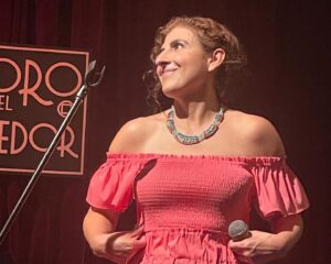 Karina Gidi Instagram - Anoche estrené una voz, un camino, un placer, un modo de estar en el escenario. No hubiera sido imaginable sin la guía, la confianza y la complicidad de @jm_torreblanca. Te quiero y te agradezco tanto, Juan!  Qué regalo mas grande cantar contigo y a tu lado. Felicidades por todo lo que logras ♥️ y bravo a @dan_h_mena y @cris.maass por lo bello de su trabajo. 

Gracias al equipo que me acomoañó y sostuvo, comandado por el inigualable @klauzduane. @jairkench.mx y @carlosdominguez_music una vez mas me hicieron sentir a salvo y le dieron a cada una de mis canciones su atmósfera y su brillo. Ya quiero que haya otro concierto para volvernos a juntar 💕

Gracias a mi querida maestra @sil.voz por la preparación y las porras. Gracias @cuceb333piloto por el cariño,  los consejos y por estar al pendiente los días previos. Gracias @karolusandriadis por el cariño y los ánimos.
Fue una noche hermosa, gracias a los amigos y amigas, a todo el publico que se lanzó a disfrutar. Gracias a mi adorada hermana Claudia que vino de Xalapa para estar ahí, y a mis hijas @sofi_swis y @ani_swis por todo lo que su cariño y apoyo representó en esta aventura. 

Y por ultimo mil gracias al @forodeltejedor poe abrirme las puertas en esta forma. Gracias Esteban, por la hospitalidad y la buena onda. 

Hasta pronto!

📷 by @sofi_swis (gracias, tesoro)