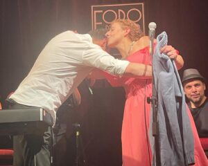 Karina Gidi Instagram - Anoche estrené una voz, un camino, un placer, un modo de estar en el escenario. No hubiera sido imaginable sin la guía, la confianza y la complicidad de @jm_torreblanca. Te quiero y te agradezco tanto, Juan!  Qué regalo mas grande cantar contigo y a tu lado. Felicidades por todo lo que logras ♥️ y bravo a @dan_h_mena y @cris.maass por lo bello de su trabajo. 

Gracias al equipo que me acomoañó y sostuvo, comandado por el inigualable @klauzduane. @jairkench.mx y @carlosdominguez_music una vez mas me hicieron sentir a salvo y le dieron a cada una de mis canciones su atmósfera y su brillo. Ya quiero que haya otro concierto para volvernos a juntar 💕

Gracias a mi querida maestra @sil.voz por la preparación y las porras. Gracias @cuceb333piloto por el cariño,  los consejos y por estar al pendiente los días previos. Gracias @karolusandriadis por el cariño y los ánimos.
Fue una noche hermosa, gracias a los amigos y amigas, a todo el publico que se lanzó a disfrutar. Gracias a mi adorada hermana Claudia que vino de Xalapa para estar ahí, y a mis hijas @sofi_swis y @ani_swis por todo lo que su cariño y apoyo representó en esta aventura. 

Y por ultimo mil gracias al @forodeltejedor poe abrirme las puertas en esta forma. Gracias Esteban, por la hospitalidad y la buena onda. 

Hasta pronto!

📷 by @sofi_swis (gracias, tesoro)