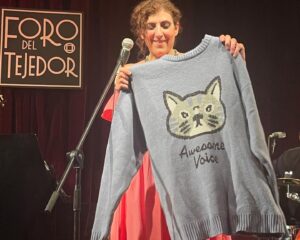 Karina Gidi Instagram - Anoche estrené una voz, un camino, un placer, un modo de estar en el escenario. No hubiera sido imaginable sin la guía, la confianza y la complicidad de @jm_torreblanca. Te quiero y te agradezco tanto, Juan!  Qué regalo mas grande cantar contigo y a tu lado. Felicidades por todo lo que logras ♥️ y bravo a @dan_h_mena y @cris.maass por lo bello de su trabajo. 

Gracias al equipo que me acomoañó y sostuvo, comandado por el inigualable @klauzduane. @jairkench.mx y @carlosdominguez_music una vez mas me hicieron sentir a salvo y le dieron a cada una de mis canciones su atmósfera y su brillo. Ya quiero que haya otro concierto para volvernos a juntar 💕

Gracias a mi querida maestra @sil.voz por la preparación y las porras. Gracias @cuceb333piloto por el cariño,  los consejos y por estar al pendiente los días previos. Gracias @karolusandriadis por el cariño y los ánimos.
Fue una noche hermosa, gracias a los amigos y amigas, a todo el publico que se lanzó a disfrutar. Gracias a mi adorada hermana Claudia que vino de Xalapa para estar ahí, y a mis hijas @sofi_swis y @ani_swis por todo lo que su cariño y apoyo representó en esta aventura. 

Y por ultimo mil gracias al @forodeltejedor poe abrirme las puertas en esta forma. Gracias Esteban, por la hospitalidad y la buena onda. 

Hasta pronto!

📷 by @sofi_swis (gracias, tesoro)