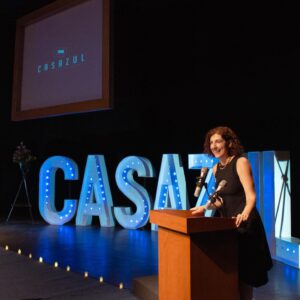 Karina Gidi Instagram - Un poco de todo este mes de junio. Desde la graduación de los grupos de 6o en CasAzul, la presentación del libro Las Larvas de Vero Langer en la @filco_coyoacan, la develación de placa de “Cero” de Ingrid Cebada, mi hermana Claudia en modo Blanca Nieves, algo de mis rutinas de salud, y mi pasión por los desayunos. 
Se está terminando la primera mitad del año, compas. Abrazos y cariños.