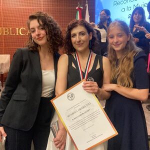 Karina Gidi Instagram - Hoy estuve en el Senado de la República en la ceremonia de reconocimiento a la mujer 2023, donde el International Parliament of Education me entregó una medalla junto a otras 14 mujeres destacadas en los ámbitos científico, tecnológico, politico, cultural, deportivo y artístico. Fue un gran honor. Le agradezco al @parlieorg esta distinción, y la alegría de compartir visión con estas mujeres tan valiosas. Fue ademas, un orgullo para mí que mis hijas @sofi_swis y @ani_swis pudieron acompañarme. Miles de gracias!