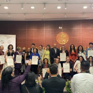 Karina Gidi Instagram - Hoy estuve en el Senado de la República en la ceremonia de reconocimiento a la mujer 2023, donde el International Parliament of Education me entregó una medalla junto a otras 14 mujeres destacadas en los ámbitos científico, tecnológico, politico, cultural, deportivo y artístico. Fue un gran honor. Le agradezco al @parlieorg esta distinción, y la alegría de compartir visión con estas mujeres tan valiosas. Fue ademas, un orgullo para mí que mis hijas @sofi_swis y @ani_swis pudieron acompañarme. Miles de gracias!