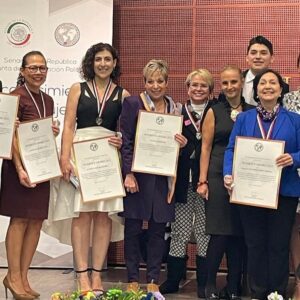 Karina Gidi Instagram - Hoy estuve en el Senado de la República en la ceremonia de reconocimiento a la mujer 2023, donde el International Parliament of Education me entregó una medalla junto a otras 14 mujeres destacadas en los ámbitos científico, tecnológico, politico, cultural, deportivo y artístico. Fue un gran honor. Le agradezco al @parlieorg esta distinción, y la alegría de compartir visión con estas mujeres tan valiosas. Fue ademas, un orgullo para mí que mis hijas @sofi_swis y @ani_swis pudieron acompañarme. Miles de gracias!