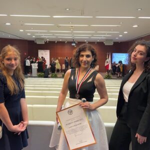Karina Gidi Instagram - Hoy estuve en el Senado de la República en la ceremonia de reconocimiento a la mujer 2023, donde el International Parliament of Education me entregó una medalla junto a otras 14 mujeres destacadas en los ámbitos científico, tecnológico, politico, cultural, deportivo y artístico. Fue un gran honor. Le agradezco al @parlieorg esta distinción, y la alegría de compartir visión con estas mujeres tan valiosas. Fue ademas, un orgullo para mí que mis hijas @sofi_swis y @ani_swis pudieron acompañarme. Miles de gracias!