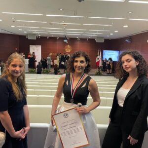 Karina Gidi Instagram - Hoy estuve en el Senado de la República en la ceremonia de reconocimiento a la mujer 2023, donde el International Parliament of Education me entregó una medalla junto a otras 14 mujeres destacadas en los ámbitos científico, tecnológico, politico, cultural, deportivo y artístico. Fue un gran honor. Le agradezco al @parlieorg esta distinción, y la alegría de compartir visión con estas mujeres tan valiosas. Fue ademas, un orgullo para mí que mis hijas @sofi_swis y @ani_swis pudieron acompañarme. Miles de gracias!