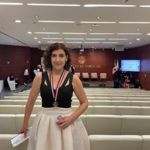 Karina Gidi Instagram - Hoy estuve en el Senado de la República en la ceremonia de reconocimiento a la mujer 2023, donde el International Parliament of Education me entregó una medalla junto a otras 14 mujeres destacadas en los ámbitos científico, tecnológico, politico, cultural, deportivo y artístico. Fue un gran honor. Le agradezco al @parlieorg esta distinción, y la alegría de compartir visión con estas mujeres tan valiosas. Fue ademas, un orgullo para mí que mis hijas @sofi_swis y @ani_swis pudieron acompañarme. Miles de gracias!
