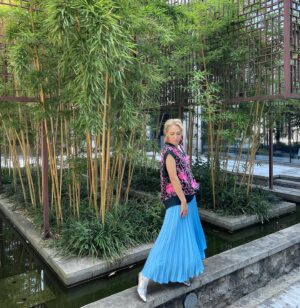 Karina Koks Instagram - Любимые наши зрители и подписчики,я сожалею что мы разбили ваши сердца и сердечки,вы так крепко болели за нас и так неистово отстаивали желтых в наших и в чужих просторах интнета,я этого не забуду!
Ваша активность,разумность и проницательность немыслима!
Спасибо,что не навешивали ярлыков и видели в нашей команде не только «терминаторов» и «универсальных солдатов», но и уязвимых,живых людей,со своими слабостями и прорехами.
Мы с Женей И, иногда думали что может и правда ведем себя вопиюще,раз все остальные участники говорят нам об этом. 
Но в тот момент мы были одни друг у друга и смотрели на происходящие под единственным углом.
А когда шоу вышло на тв,мы почувствовали реакцию,защиту и поддержку нашей команды от многотысячной аудитории по ту сторону экрана,мы поняли что все «камушки» которые в нас летели были не просто плоскими,а одномерными. 
Читая все ваши послания (сквозь слезы благодарности) я с большой гордостью поняла,что нас с вами объединяют одни и те же человеческие ценности,это и есть опора жизни.
Ваше внимание дороже всех выигрышей суммарно,оно бесценно! 
Целую ваши сердца!
(как говорит мой коллега Сосо П.)

P.S.
Уверена вы также очаровались Китаем как и мы,желаю вам всем посетить однажды эту прекрасную страну! Русских там очень любят,несмотря на весь тот кипиш за сокровища,который устроил нам Император ! 

Всем мадам и месье - огромное сье-сье ! 🇨🇳
