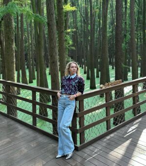 Karina Koks Instagram - Для этого сказочного леса специально приберегла выражения лица девственницы не вкусившей хардкора. 🧝🏻‍♀️