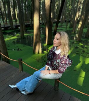 Karina Koks Instagram - Для этого сказочного леса специально приберегла выражения лица девственницы не вкусившей хардкора. 🧝🏻‍♀️