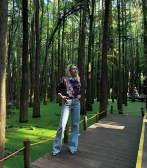 Karina Koks Instagram - Для этого сказочного леса специально приберегла выражения лица девственницы не вкусившей хардкора. 🧝🏻‍♀️