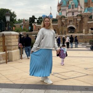 Karina Koks Instagram - Только в сегодня лет я посетила Диснейлэнд. 

Это не было моей мечтой,но я чувствовала себя как фея-крестная,которая осуществила заветное желание двух маленьких принцесс.

Да и я сама как завороженная стала частью сказки на несколько дней,которые мы здесь провели.

Теперь я точно поняла что значит «в гостях у сказки», я там была !