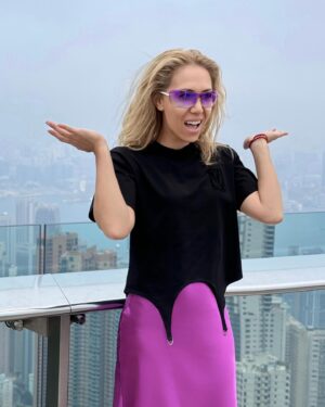 Karina Koks Instagram - Как символично вышло,что я оказалась в Китае,в то время,когда стартует наше невероятное шоу «Сокровища Императора» @tnt_online 
Хотя для меня все вполне закономерно,я так прониклась Китаем после того как бегала-потела по его улочкам,что захотела возвращаться сюда снова и снова. 
Увидеть другие города,пообщаться с местными людьми,познакомиться ближе с традициями этой удивительной стороны света.
Но сейчас я делаю все без гонки и паники,потому что всё своё эмоциональное напряжение я оставила в рамках шоу,за которым вы уже можете следить и делиться впечатлениями! Спасибо всем,кто будет болеть на нашу с Женей @jenia_iskandarova команду!

Жду с нетерпением начала нашей игры!
💛 💛