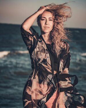 Karina Koks Instagram - Знаю как порой тяжело родителям (моего поколения) в разговоре с ребенком,подобрать нужные слова,совсем другие слова,не те,что мы сами слышали.
Потому что ум так и тянет схватиться за шаблон из детства,скопировать и вставить в ситуацию не обдумав,потому что так прошито в сознание.
Но если получается вдохнуть поглубже и выдохнуть помедленне,то можно вложить другие идеи о жизни в детские,нежные как полевые цветы,сердца. 
Научиться поддерживать маленьких людей так,чтобы они умели добывать свое счастье через заботу и любовь к себе.

Оставляю шпаргалку по бережному уходу за детскими эмоциями здесь,для себя и вас. 

Взрослый говорит: «Не плачь».
Ребёнок слышит: «Спрячь эмоции, их невыносимо видеть».
Взрослый говорит: «Посмотри на мальчика, он не плачет».
Ребёнок слышит: «Другие правильные, а ты неправильный, другие лучше чем ты».
Взрослый говорит: «Будешь плакать, оставлю здесь».
Ребёнок слышит: «Ты плохой, я могу отказаться от тебя, бросить».
Взрослый говорит: «Отдам дяде».
Ребёнок слышит: «Мир настолько опасен, что любой может забрать тебя, а мы тебя не защитим».
Взрослый говорит: «Это не страшно».
Ребёнок слышит: «Ты неправильно чувствуешь».
Взрослый говорит: «На тебя смотрят».
Ребёнок слышит: «Окружающие тебя контролируют и имеют власть. Их реакция важнее твоей».

Что сказать ребёнку вместо «не плачь»:
🎈Грустить нормально, ты можешь плакать столько, сколько тебе нужно.
🎈Это действительно тяжело для тебя.
Расскажи мне об этом, если готов.
🎈Я с тобой. Хочешь, я обниму тебя?
🎈Я слышу тебя, я вижу твою печаль, я разделяю твои чувства.
🎈Я помогу тебе разобраться с этим, если нужно.
🎈Это нормально, если тебе хочется побыть одному. Я рядом. Приходи ко мне,когда снова захочешь.

(из материалов психолога А.Скробан)