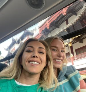 Karina Koks Instagram - Шанхай - истерически контрастный город,районы типичной старой Европы соседствуют с заброшенными пустыми домами и социальными многоэтажками с бельем на веревках,а через улицу капитально цифровизированая часть города,состоящая из одних небоскребов.

Мне такие виражи архитектуры и настроений города очень нравятся.
При этом везде чисто,спокойно и безопасно.

Приготовьтесь к трудностям перевода и к тому что вашу жестикуляцию тоже поймут через раз.

В переводчик вбивайте слова-образы в самой простой формулировке : «суп,жрать,место»
а не наши обычные русские предложения,иначе китайцы вам будут просто улыбаться и кивать.

Закрепляю некоторые места к посещению:

🪭Сад радости - живописный китайский квартал с парком внутри.

🏙️ Про набережную с небоскребами даже не пишу,туда все дороги ведут. 

🗼Если любите высоту ,то вам в телебашню на площадку со стеклянным полом, я такое обожаю! 

🥟 Необычная едальня в той же башне - Oriental Pearl Revolving Restaurant крутящийся буфет,с потрясающим видом,но с длинной очередью. 

🌅Самый топовый вид на набережную из баров The Vue ( Hyatt on the bund) и 
из бара  в отеле «Indigo Shanghai on the bund» 

🍜Рестораны : Mercato,Mr&Mrs bund,The Nest 

🍸Экспатское и тусовочное место - французский квартал , улица Чангшу Лу. 

🔮Выставка Teamlab , Исторический музей. 

🐉За древностью и необычайной красотой и аутентичностью нужно будет немного отъехать,в городок Zhouzhuang. 

 Очень удобный сайт для поиска всего чего угодно в Шанхае : smartshanghai.com 

Если вы уже были в Шанхае, поделитесь своими любимыми местами, сколотим наш личный гид в комментариях.